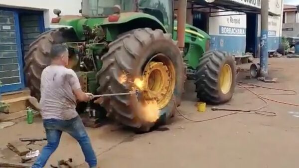 Laat jij anders even zien hoe je met wat gas en vuur deze ENORME band erop legt