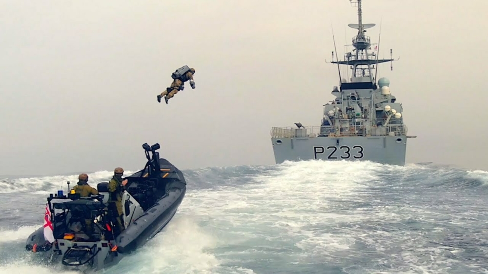 'Iron Man' test een jetpack door over het water op een schip te landen