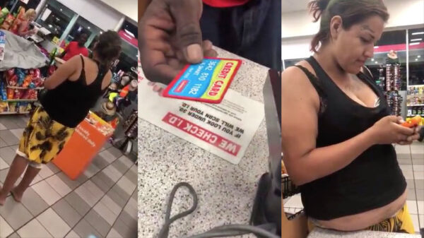 De creditcard van een ietwat verwarde vrouw wordt geweigerd aan de kassa