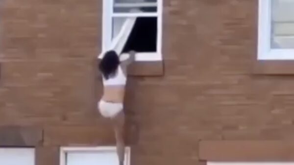 Buurman moet zijn speeltje verstoppen als zijn vrouw onverwachts thuiskomt