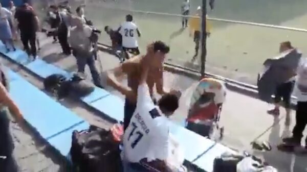 Mexicaanse potje kotervoetbal eindigt met rellende ouders op de tribune