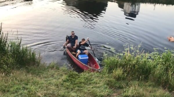 Sebas loopt de boel weer te verzieken als vrienden proberen aan te meren