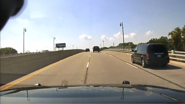 Verdachte 'leent' politieauto en jankt door het verkeer... wait for it