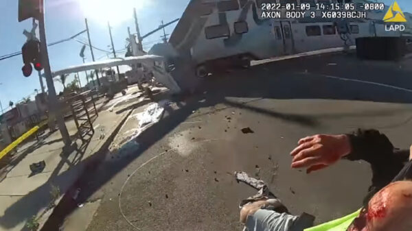 Gecrashte piloot op laatste nippertje voor aanstormende trein weggetrokken