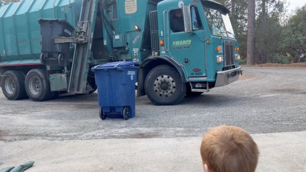 Vuilnisman geeft een supervet cadeau aan een 2-jarige vuilnisliefhebber