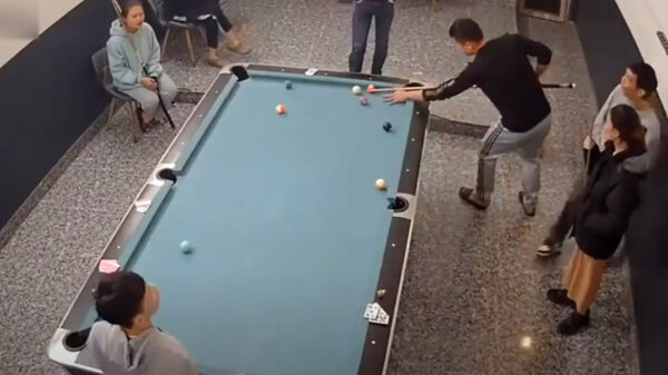 Superscherpe sluipschutter plaatst een biljartbal VOL tegen d'r snufferd