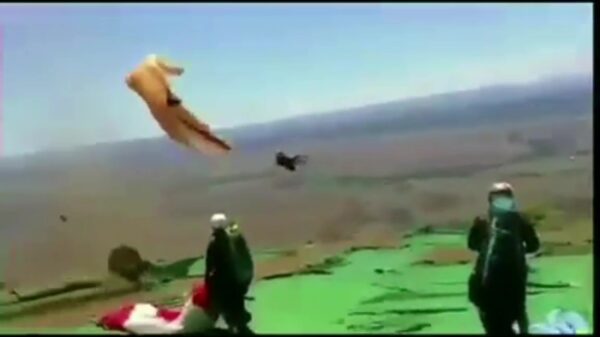 Parasailen tijdens heftige rukwinden is het slechtste idee van vandaag