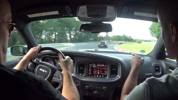 Gewoon even kogelhard met een Charger Hellcat over de Nürburgring blazen