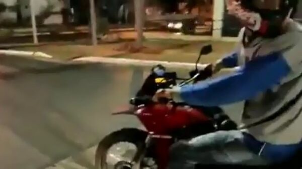 Motorbink wacht op geschikt moment om er een dikke wheelie uit te gooien