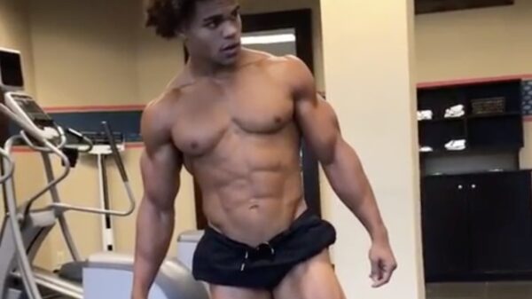 De kramp in het been van deze krachtpatser ziet eruit als een verdwaalde alien