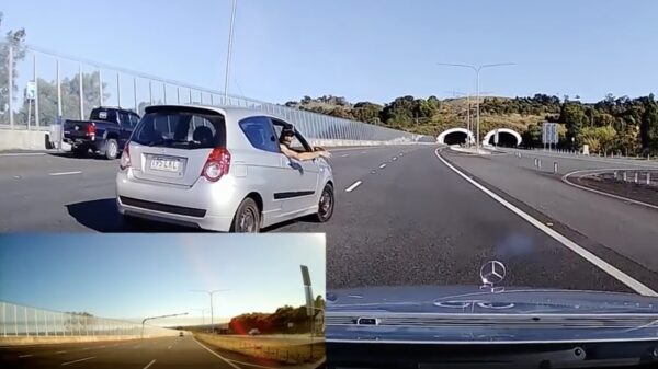 Mafklapper gewapend met hakbijl achtervolgt en ramt automobilist tijdens road rage