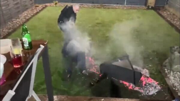 Ladderzatte Igor heeft niet door dat hij op een gloeiendhete BBQ ligt te bakken