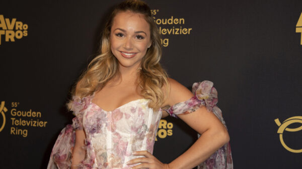 Emma Heesters heeft zichzelf voor het Gouden Schoen-gala in een pikant glitterjurkje gehesen