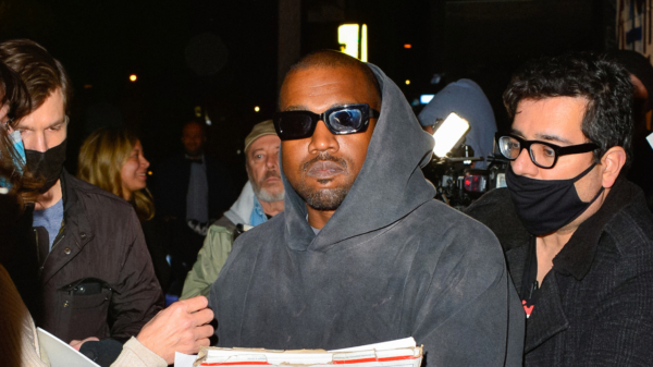 Fan die om handtekening vraagt door Kanye West bewusteloos geslagen