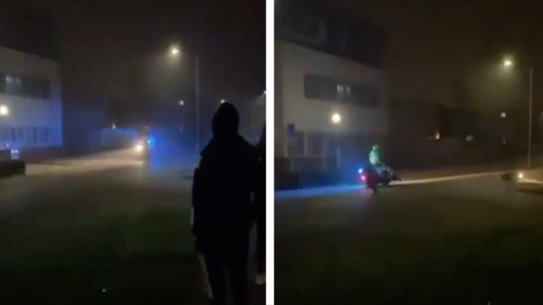 Agent in Duiven van zijn motor getrapt door minderjarig tuig