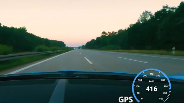 Gekke Henkie in Bugatti Chiron vlamt met maar liefst 417 km/u over de Autobahn