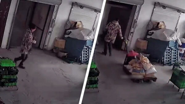 Wow: man in China heeft een engeltje op z'n schouder als de lift waarin hij staat naar beneden stort