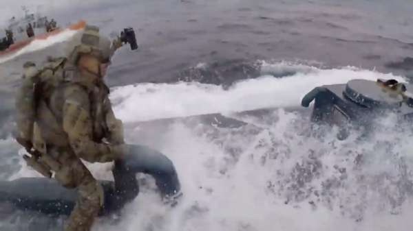 De US Coast Guards gaan vol in de aanval op drugssmokkelaars in een 'onderzeeër'