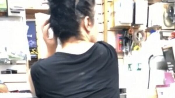 De yogabroek van deze vrouw heeft weinig te verbergen