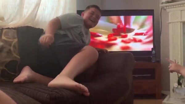 Broertje verslaat zijn kleine zusje met een dodelijke fartality