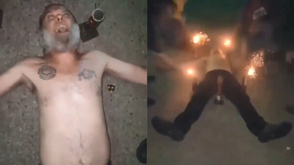 Gekke Henkie gaat tussen een aantal vuurwerkfonteinen liggen