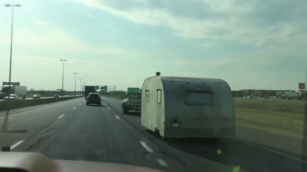 Losgeslagen caravan blijkt op de snelweg prima voor zichzelf te kunnen zorgen