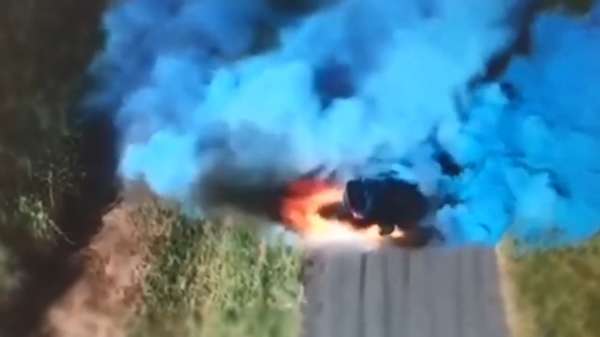 Auto gaat in vlammen op door dikke burn-out tijdens gender reveal