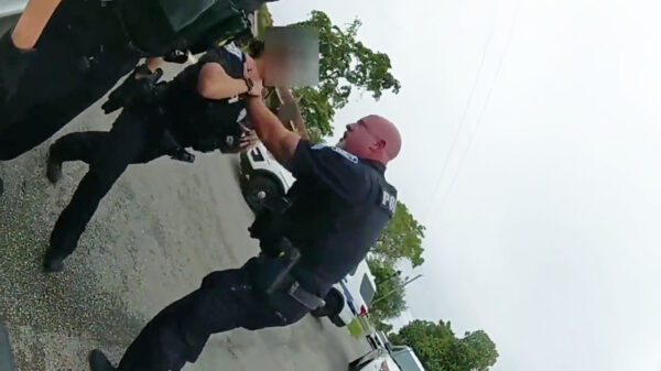 Agressieve Amerikaanse agent pakt na woordenwisseling zijn vrouwelijke collega bij de strot