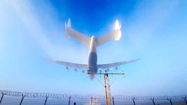 Grootste vliegtuig ter wereld snijdt door de mist als een warm mes door boter