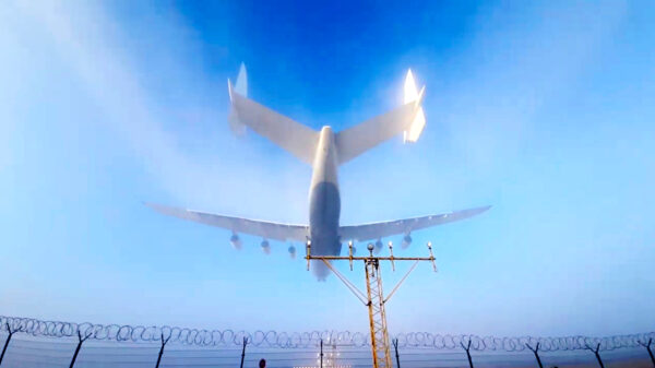 Grootste vliegtuig ter wereld snijdt door de mist als een warm mes door boter