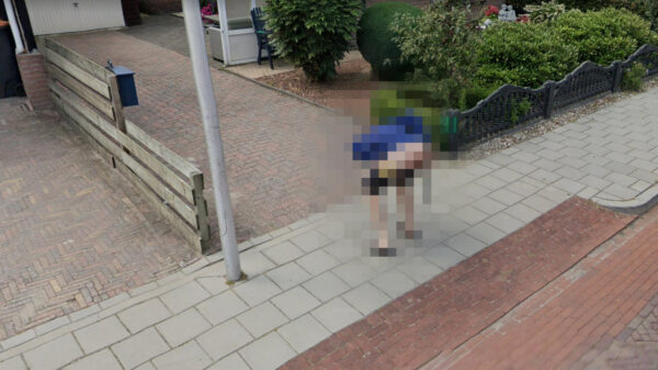 Ondertussen, in Staphorst: even lekker de Google Maps-auto moonen