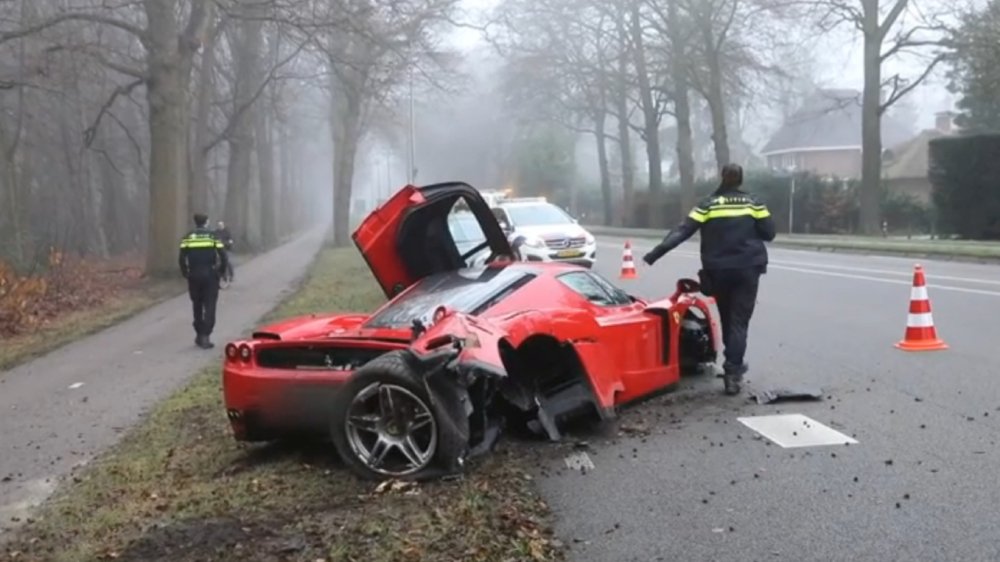 Monteur parkeert peperdure Ferrari Enzo tijdens proefrit tegen een boom in Baarn