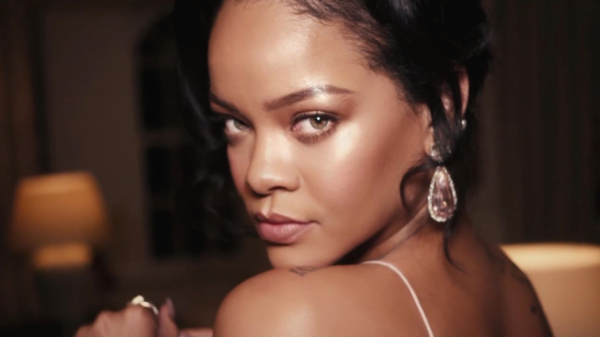 Rihanna promoot haar nieuwe lingerielijn door zelf model te staan
