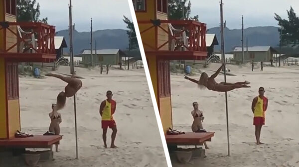 Paaldanseres laat een lifeguard zien hoe zij haar centjes verdient