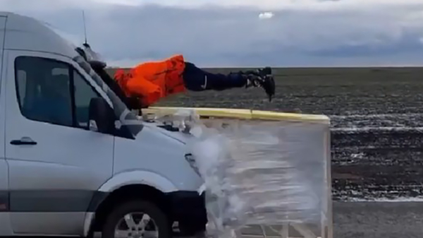 Wanne gek! Russische stuntman Evgeby Cherbotarev vliegt door rijdende bus