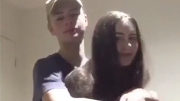 Broer en zus maken een aandoenlijk liedje over hun relatie