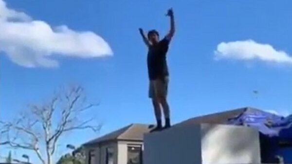 Tijdens het trampolinespringen gelijk even je rug kraken