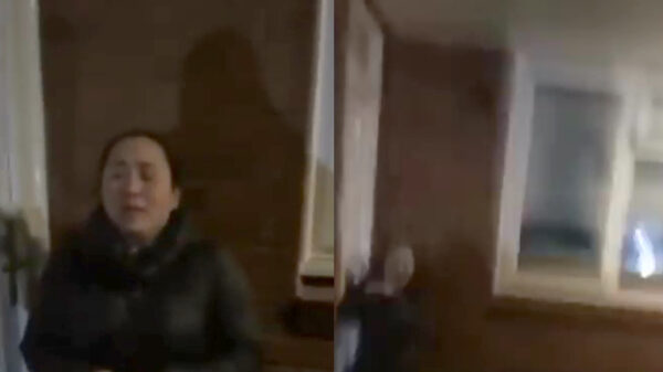 Zwarte man jaagt doodsbange vrouw de stuipen op het lijf in donkere steeg