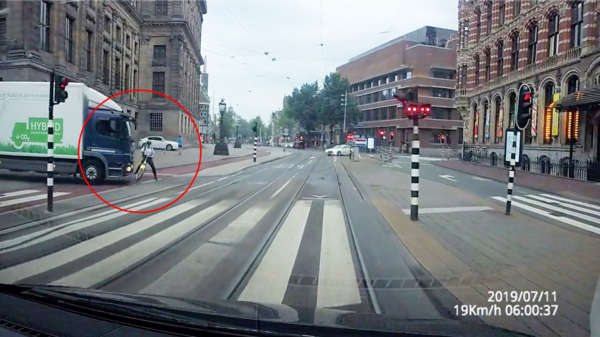 Flapdrol op fiets heeft niet helemaal begrepen hoe het werkt en klapt tegen vrachtwagen in Amsterdam