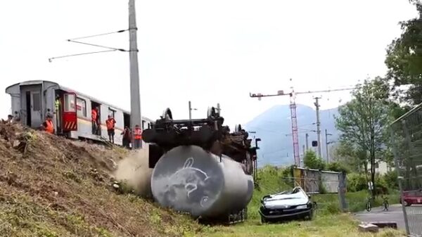 Gewoon omdat het kan: een treinstel over een auto rollen