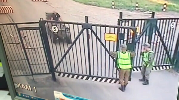 Quad-bestuurder remt ietwat aan de late kant voor Russische soldaat bij controlepoort