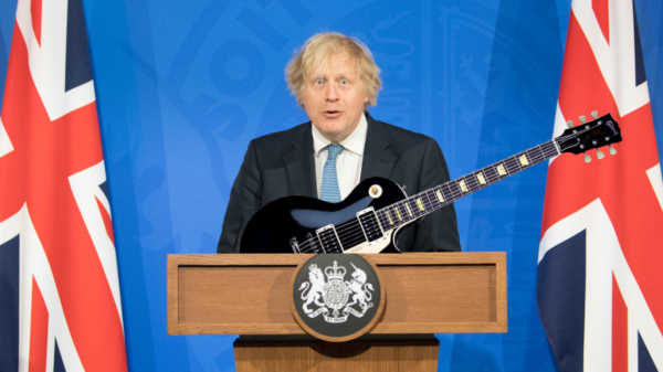 Boris Johnson gaat knetterhard los in deze Rage Against The Machine-Mashup
