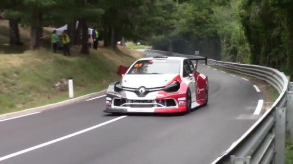 Tijd om eens een enorme heuvel op te knallen in een superbrute Clio E1 Turbo met 500 pk