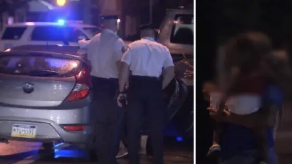 Crimineel op straat doodgeschopt door menigte nadat hij een auto met 3 kinderen probeert te jatten