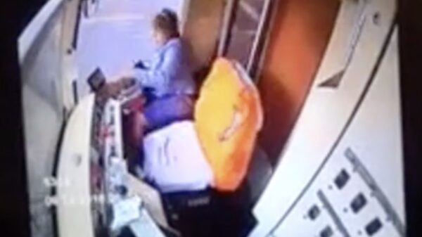 Ontspoorde conductrice is iets te druk met haar telefoon tijdens het werk