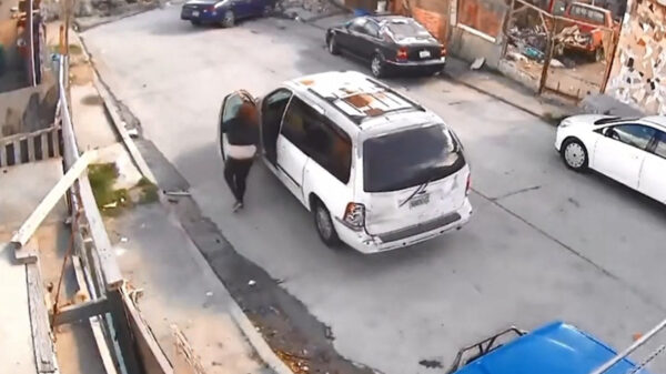 Dronken señorita laat auto met 3 kinderen erin het kanaal in kletteren