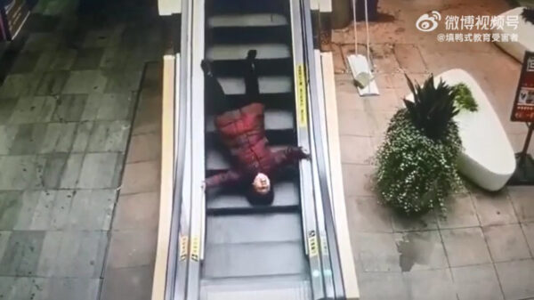 Chinese vrouw heeft onbedoeld een gigantische ruzie met een roltrap