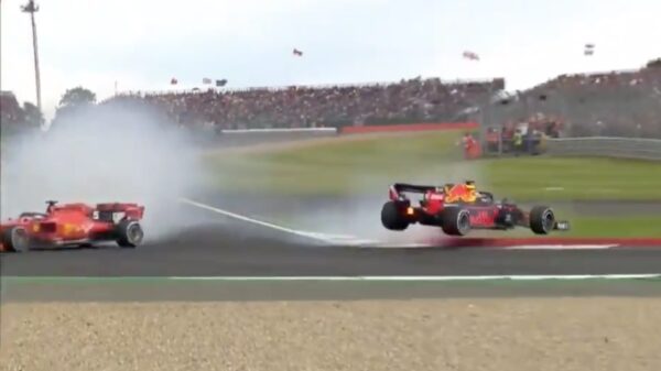 Verstappen na inhaalactie de grindbak in gebeukt door Vettel