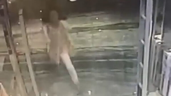 Vrouw met haast ziet raam over (en door) het hoofd