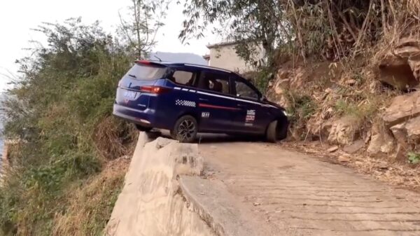 Wel eens iemand gezien die de zwarte band 'keren op de weg' heeft?